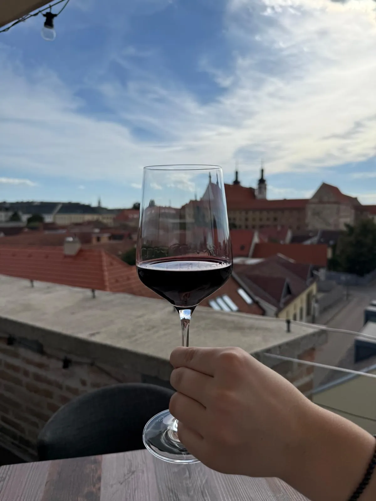 pohar-vina-na-terase